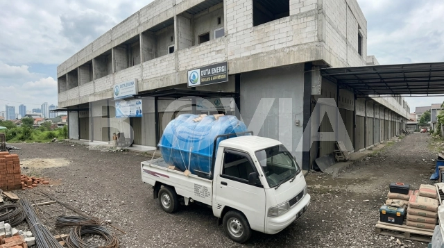 Proses pemasangan roof tank fiber di atas dak beton dengan sistem perpipaan yang rapi